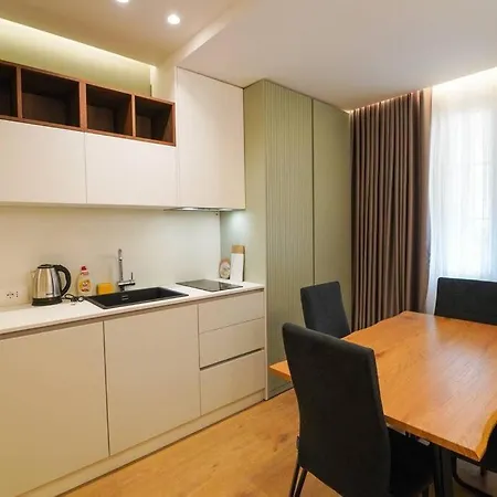 2 Steps From Center 3 1 * 地拉那