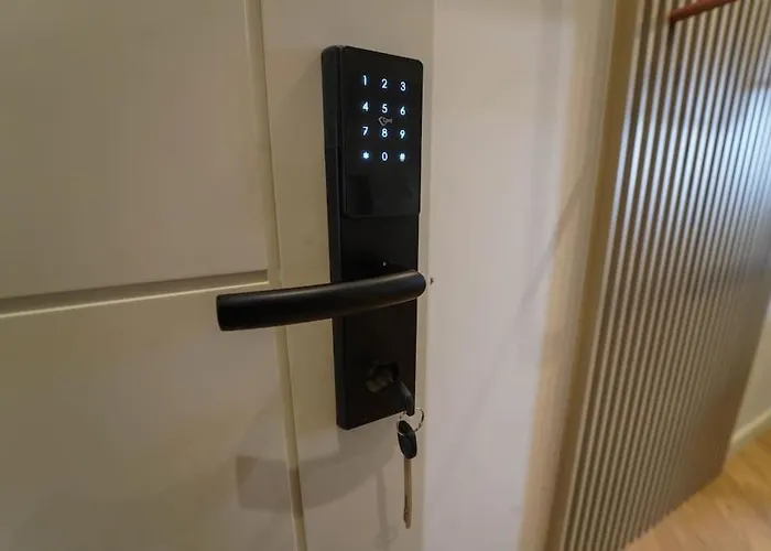 شقة 2 Steps From Center 3 1 *